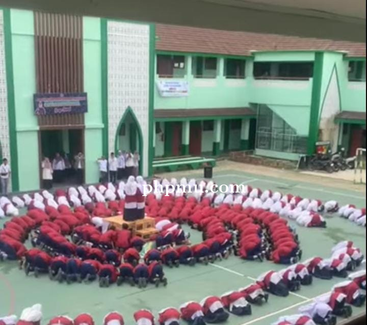 AM Berakhir, Siswa Kelas IX Lakukan Selebrasi Dengan Sujud Syukur Bersama