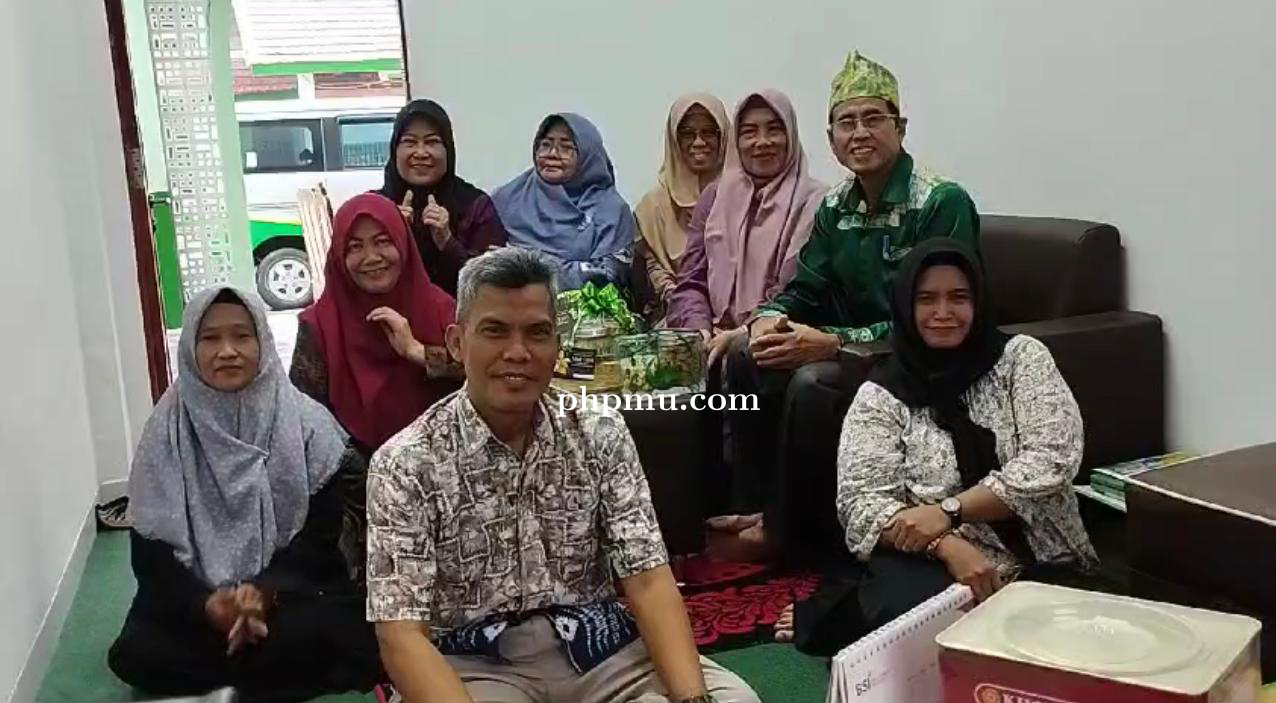 Jelang Idul Fitri, KPN Iqtishad MTsN 2 Kota Banjarmasin Serahkan THR