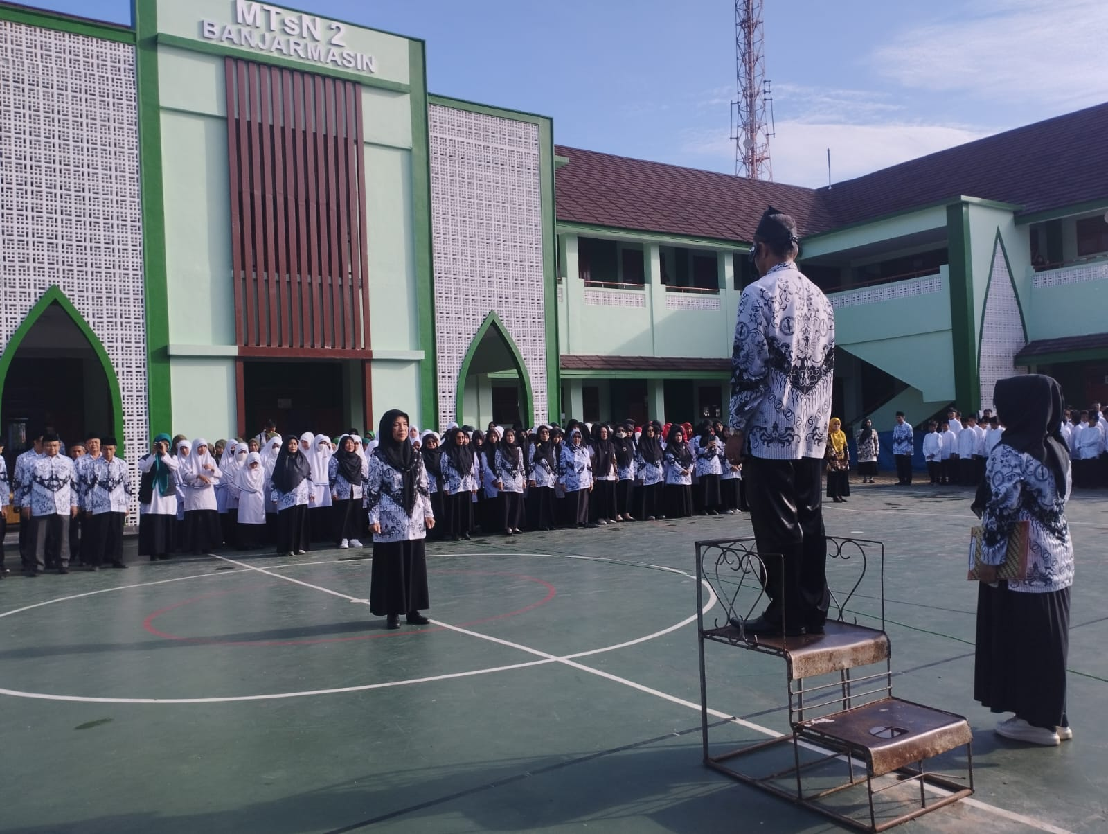 MTsN 2 Kota Banjarmasin Gelar Peringatan Hari Guru Secara Meriah